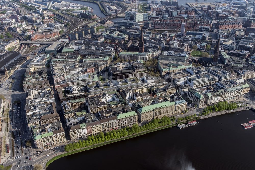 Hamburg von oben - Stadtansicht vom Innenstadtbereich Ballindamm an der Alster in Hamburg