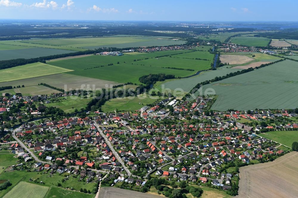 Luftaufnahme Banzkow - Stadtansicht vom Innenstadtbereich in Banzkow im Bundesland Mecklenburg-Vorpommern