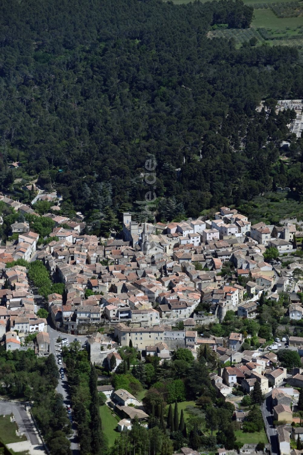 Barbentane aus der Vogelperspektive: Stadtansicht vom Innenstadtbereich in Barbentane in Provence-Alpes-Cote d'Azur, Frankreich