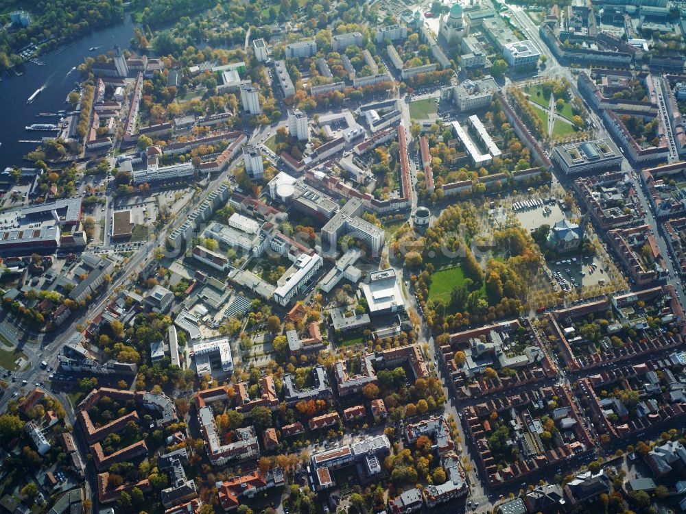 Potsdam aus der Vogelperspektive: Stadtansicht vom Innenstadtbereich am Bassinplatz in Potsdam im Bundesland Brandenburg