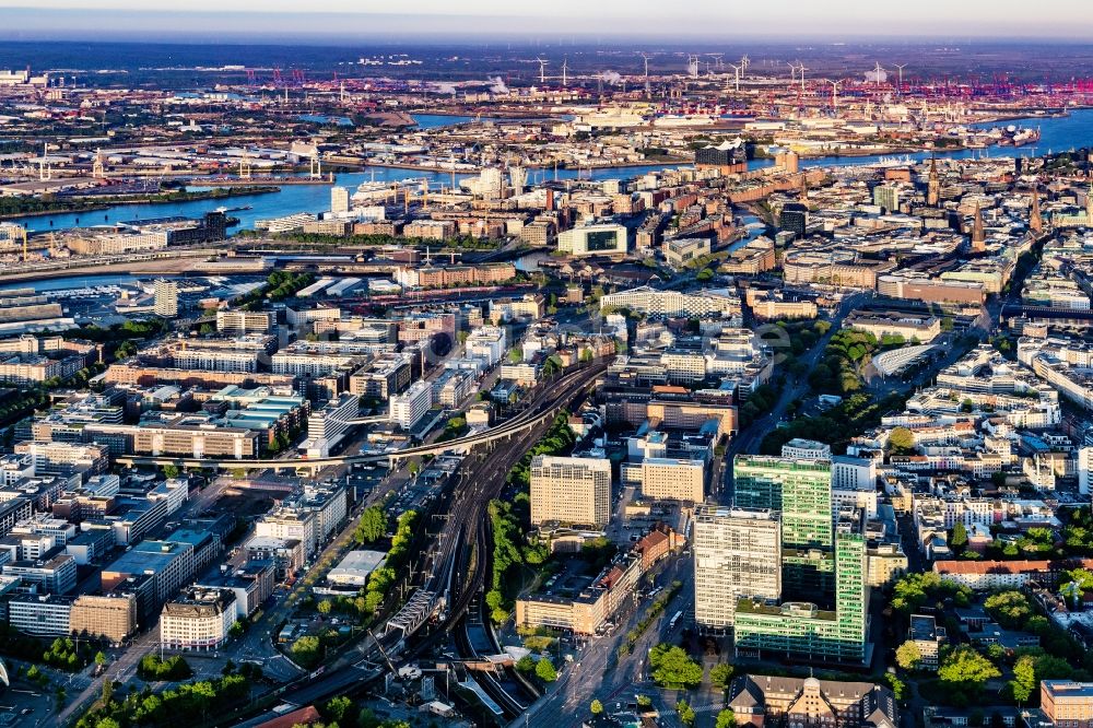 Hamburg von oben - Stadtansicht vom Innenstadtbereich Beim Strohhause im Ortsteil Sankt Georg in Hamburg, Deutschland