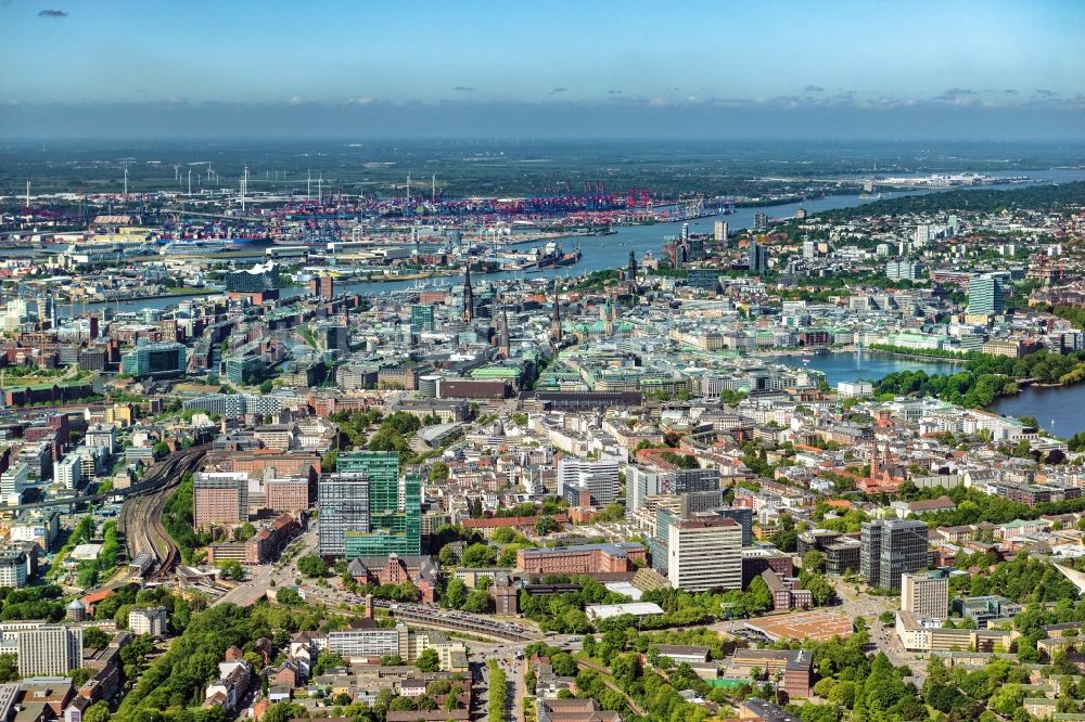 Hamburg aus der Vogelperspektive: Stadtansicht vom Innenstadtbereich Beim Strohhause im Ortsteil Sankt Georg in Hamburg, Deutschland