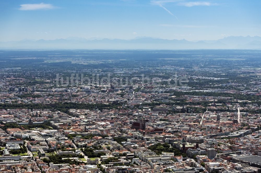 München von oben - Stadtansicht vom Innenstadtbereich mit Blick Richtung Süden bei schönem Wetter und Bergpanorama in München im Bundesland Bayern, Deutschland