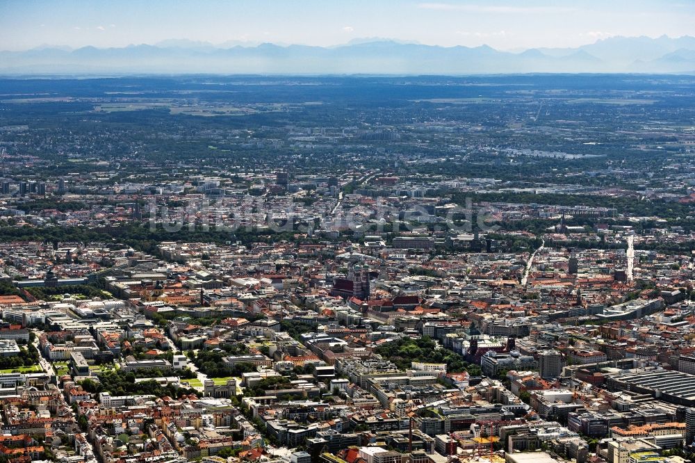 München aus der Vogelperspektive: Stadtansicht vom Innenstadtbereich mit Blick Richtung Süden bei schönem Wetter und Bergpanorama in München im Bundesland Bayern, Deutschland