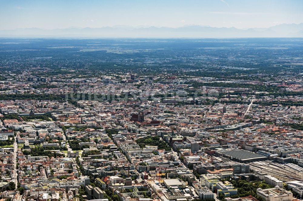 Luftbild München - Stadtansicht vom Innenstadtbereich mit Blick Richtung Süden bei schönem Wetter und Bergpanorama in München im Bundesland Bayern, Deutschland