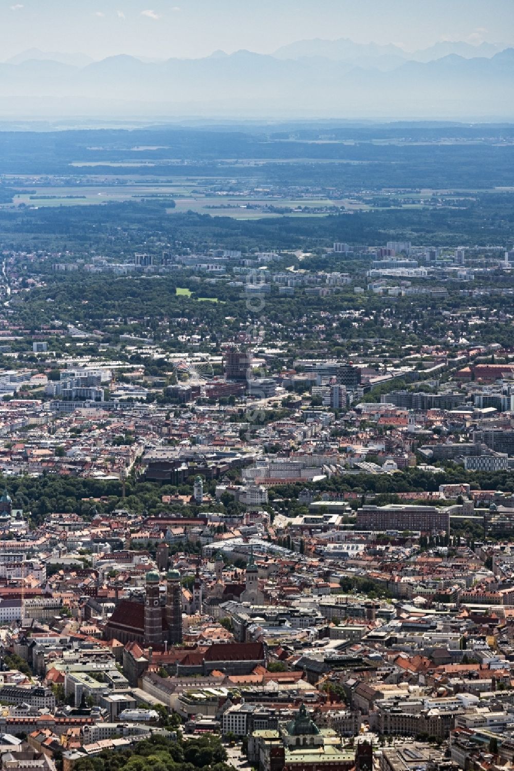 Luftaufnahme München - Stadtansicht vom Innenstadtbereich mit Blick Richtung Süden bei schönem Wetter und Bergpanorama in München im Bundesland Bayern, Deutschland