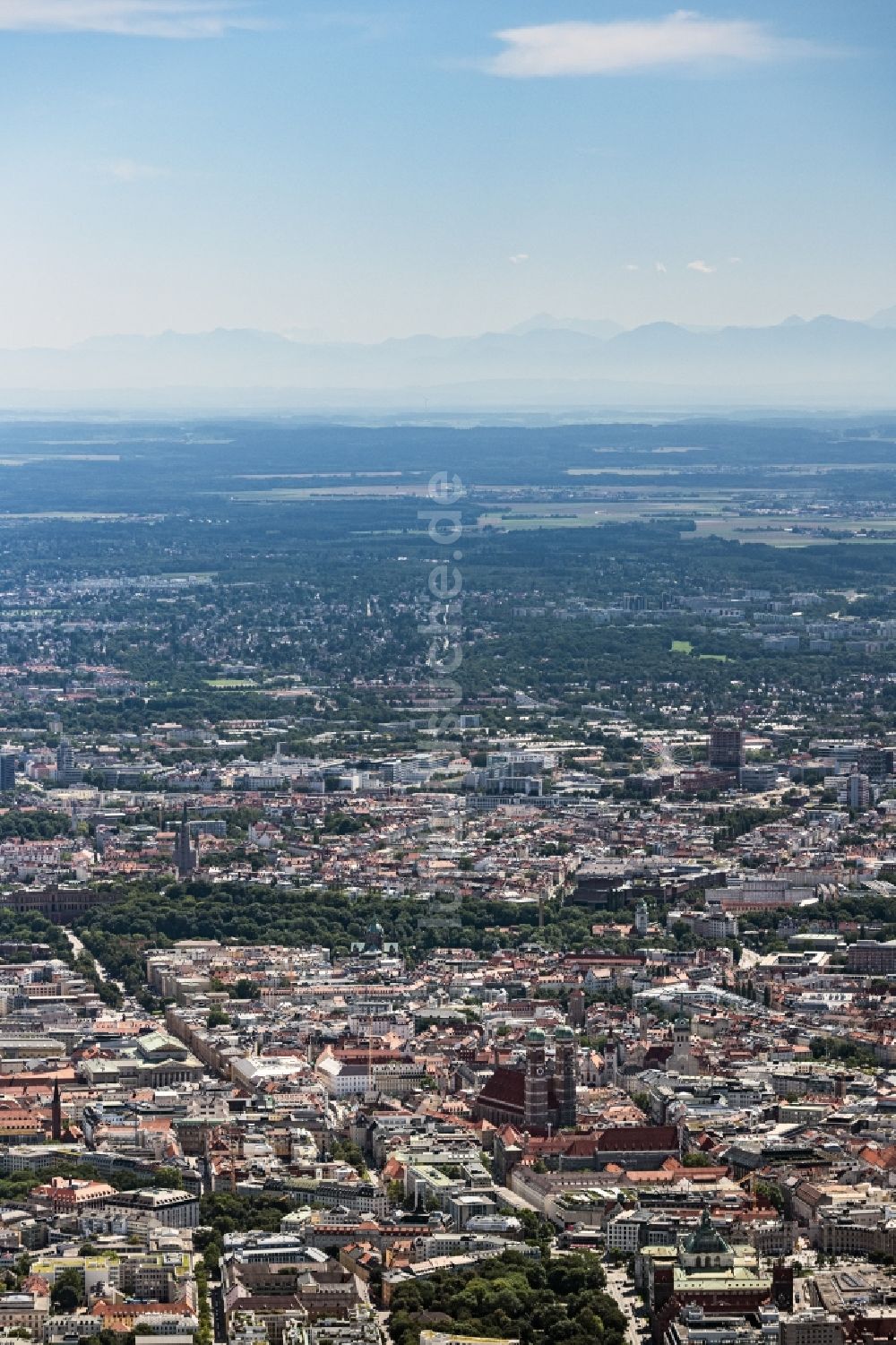 München von oben - Stadtansicht vom Innenstadtbereich mit Blick Richtung Süden bei schönem Wetter und Bergpanorama in München im Bundesland Bayern, Deutschland