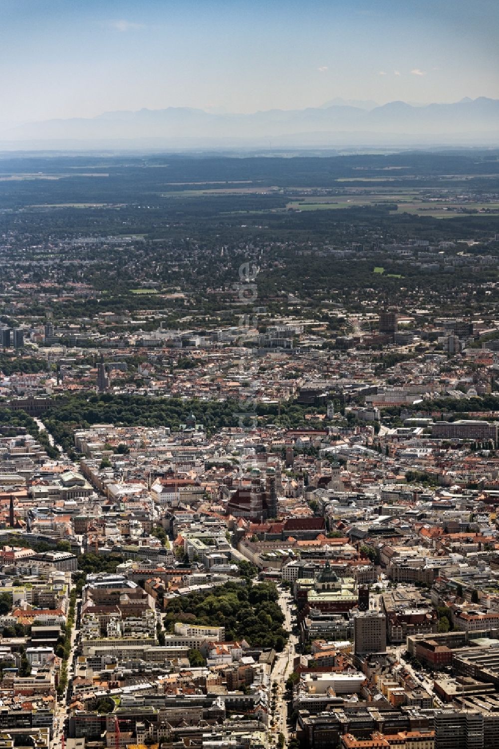 München aus der Vogelperspektive: Stadtansicht vom Innenstadtbereich mit Blick Richtung Süden bei schönem Wetter und Bergpanorama in München im Bundesland Bayern, Deutschland