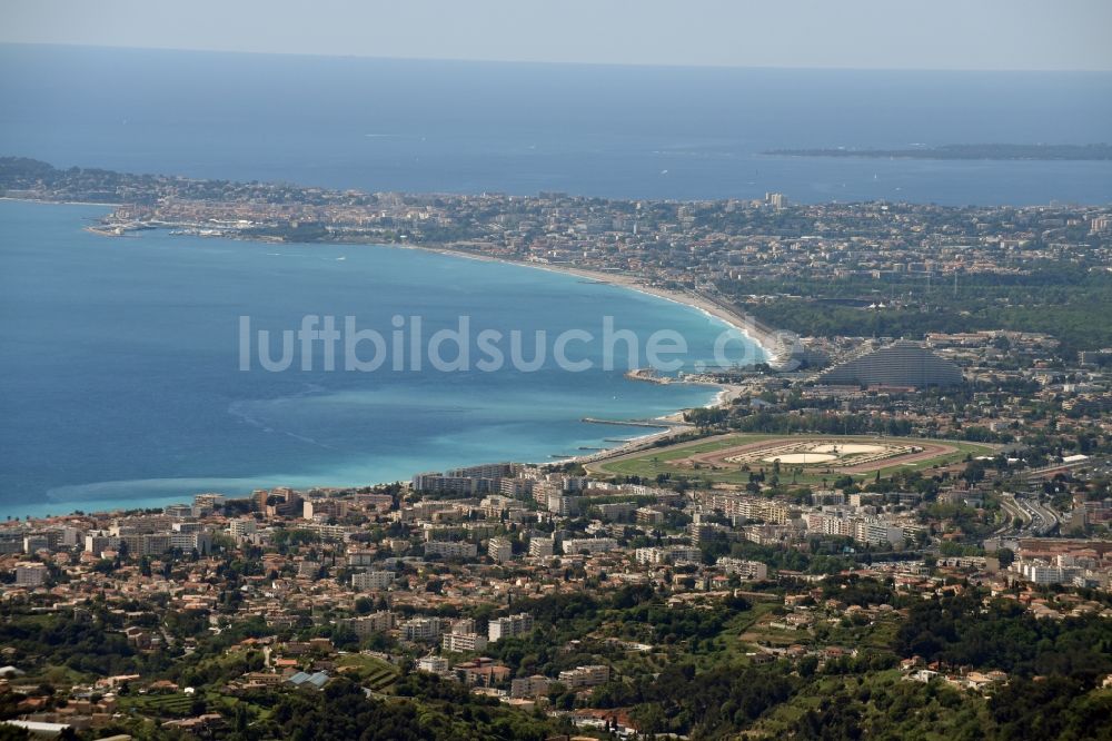 Luftaufnahme Cagnes-sur-Mer - Stadtansicht vom Innenstadtbereich in Cagnes-sur-Mer in Provence-Alpes-Cote d'Azur, Frankreich