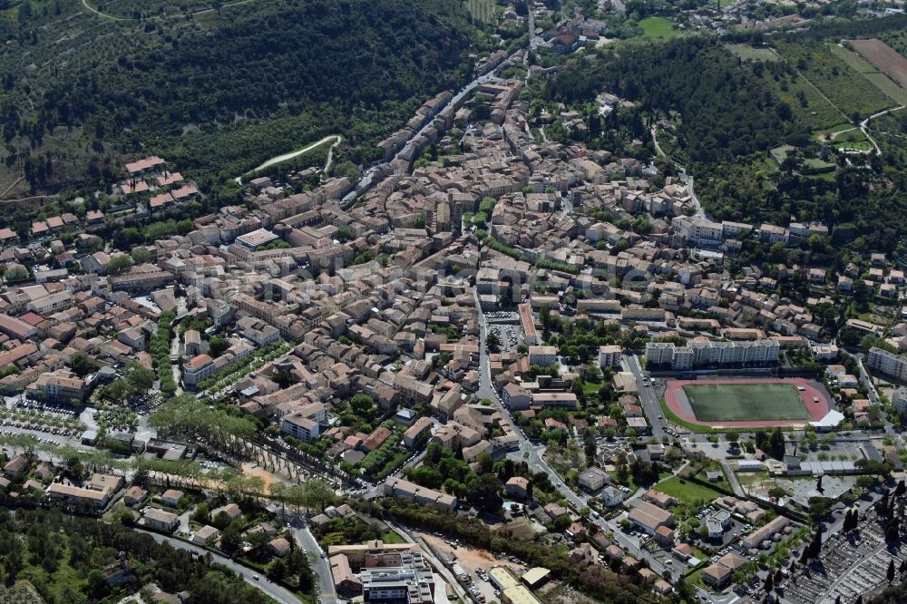 Luftaufnahme Clermont-l'Hérault - Stadtansicht vom Innenstadtbereich in Clermont-l'Hérault in Languedoc-Roussillon Midi-Pyrenees, Frankreich