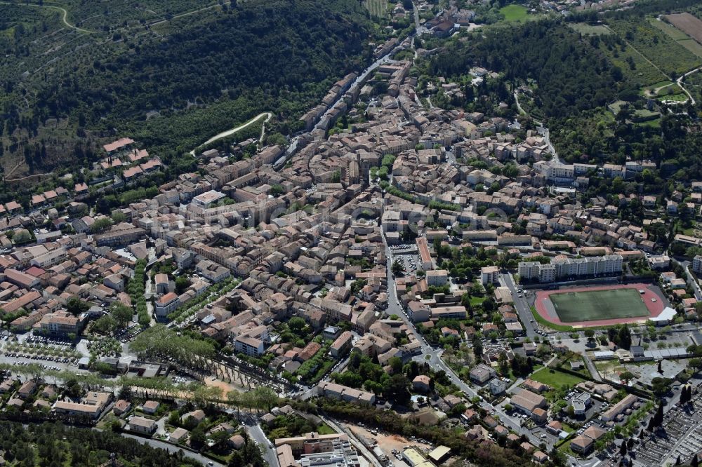 Clermont-l'Hérault aus der Vogelperspektive: Stadtansicht vom Innenstadtbereich in Clermont-l'Hérault in Languedoc-Roussillon Midi-Pyrenees, Frankreich