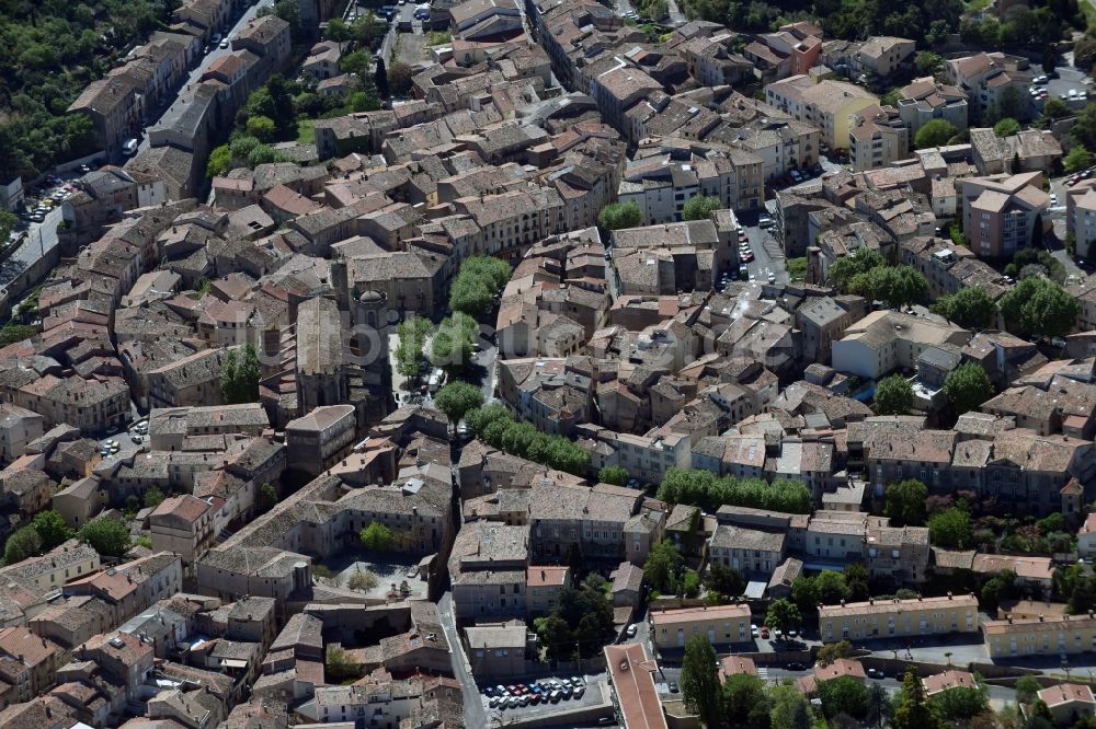 Clermont-l'Hérault von oben - Stadtansicht vom Innenstadtbereich in Clermont-l'Hérault in Languedoc-Roussillon Midi-Pyrenees, Frankreich