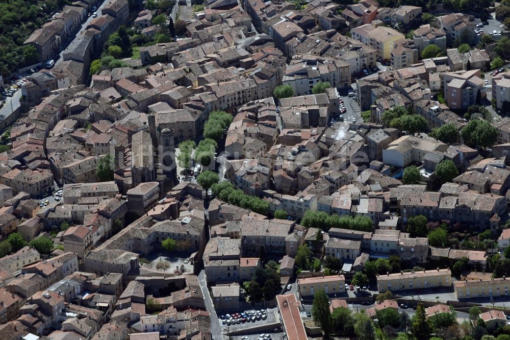 Clermont-l'Hérault aus der Vogelperspektive: Stadtansicht vom Innenstadtbereich in Clermont-l'Hérault in Languedoc-Roussillon Midi-Pyrenees, Frankreich