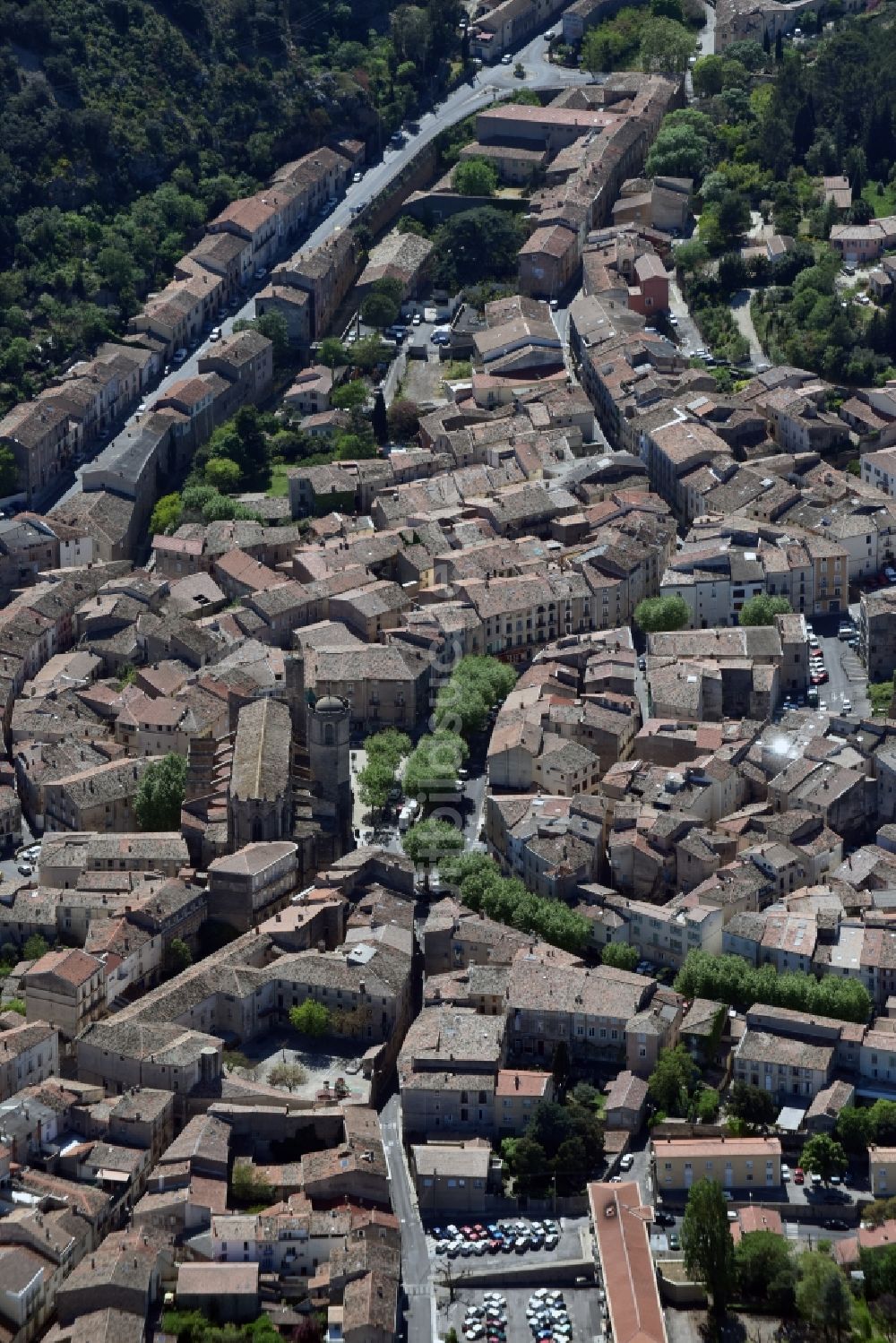 Luftaufnahme Clermont-l'Hérault - Stadtansicht vom Innenstadtbereich in Clermont-l'Hérault in Languedoc-Roussillon Midi-Pyrenees, Frankreich