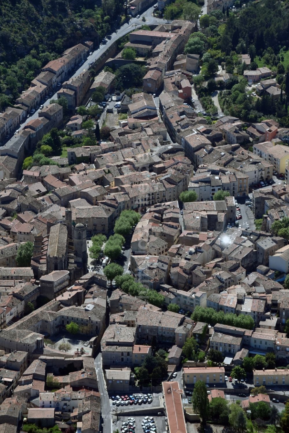 Clermont-l'Hérault von oben - Stadtansicht vom Innenstadtbereich in Clermont-l'Hérault in Languedoc-Roussillon Midi-Pyrenees, Frankreich