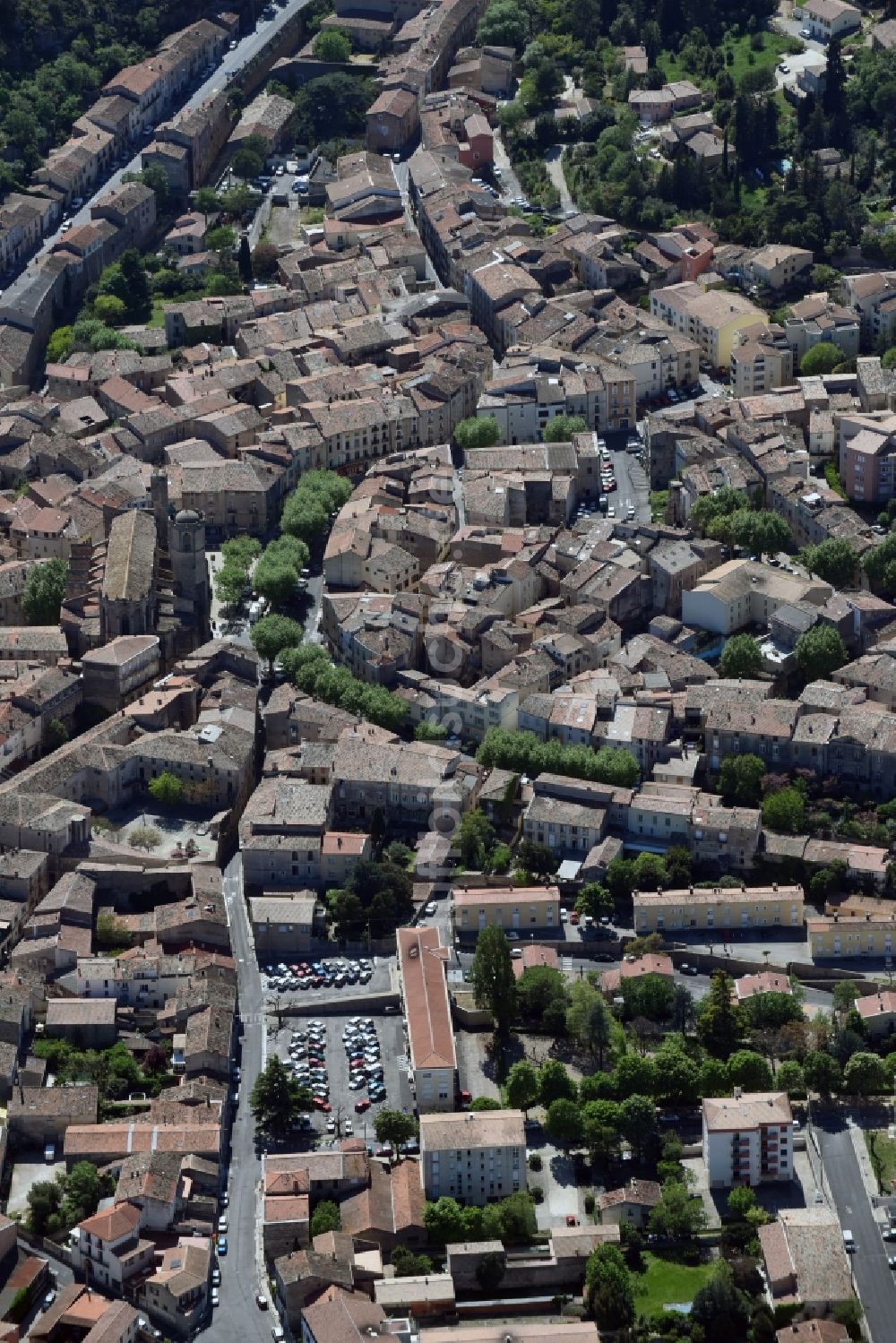 Clermont-l'Hérault von oben - Stadtansicht vom Innenstadtbereich in Clermont-l'Hérault in Languedoc-Roussillon Midi-Pyrenees, Frankreich