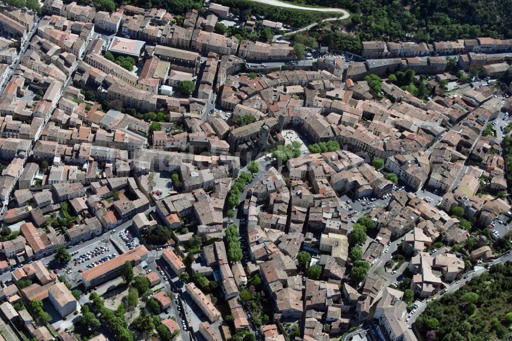 Luftaufnahme Clermont-l'Hérault - Stadtansicht vom Innenstadtbereich in Clermont-l'Hérault in Languedoc-Roussillon Midi-Pyrenees, Frankreich