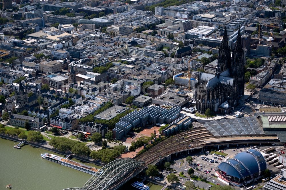 Luftaufnahme Köln - Stadtansicht vom Innenstadtbereich mit Dom und Musival Dome in Köln im Bundesland Nordrhein-Westfalen, Deutschland