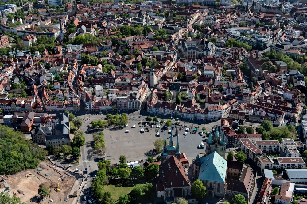 Erfurt aus der Vogelperspektive: Stadtansicht vom Innenstadtbereich mit Domplatz in Erfurt im Bundesland Thüringen, Deutschland