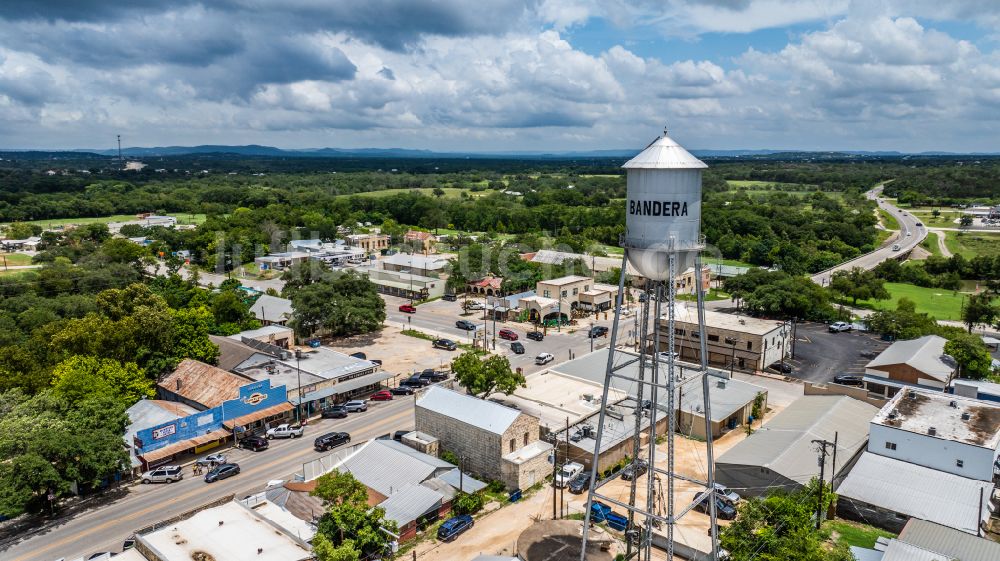 Bandera von oben - Stadtansicht vom Innenstadtbereich Downtown in Bandera in Texas, USA