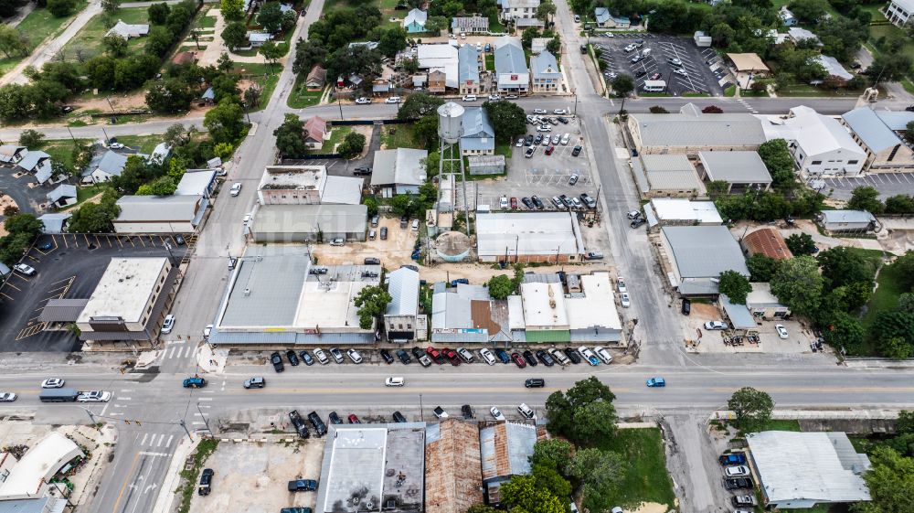 Bandera aus der Vogelperspektive: Stadtansicht vom Innenstadtbereich Downtown in Bandera in Texas, USA