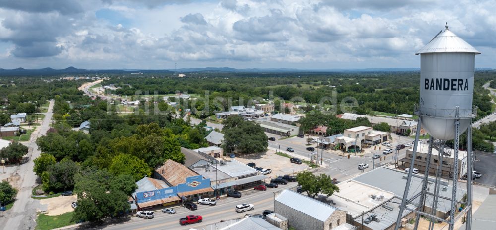 Bandera von oben - Stadtansicht vom Innenstadtbereich Downtown in Bandera in Texas, USA