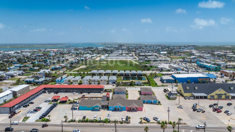 Port Aransas von oben - Stadtansicht vom Innenstadtbereich Downtown in Port Aransas in Texas, USA