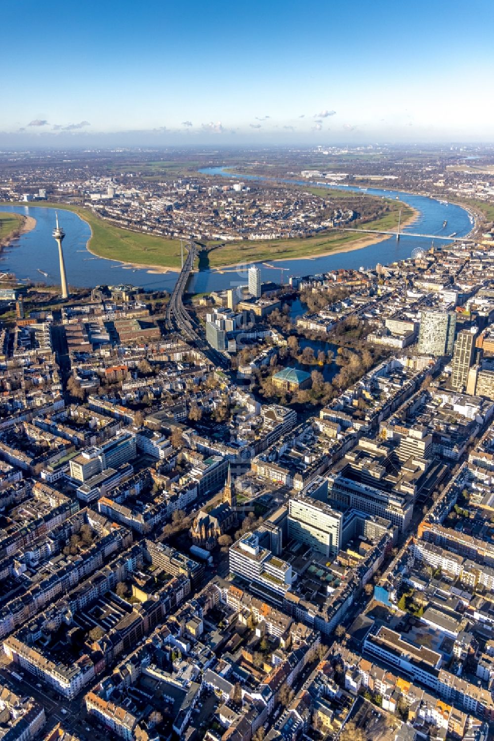 Düsseldorf aus der Vogelperspektive: Stadtansicht vom Innenstadtbereich in Düsseldorf im Bundesland Nordrhein-Westfalen, Deutschland