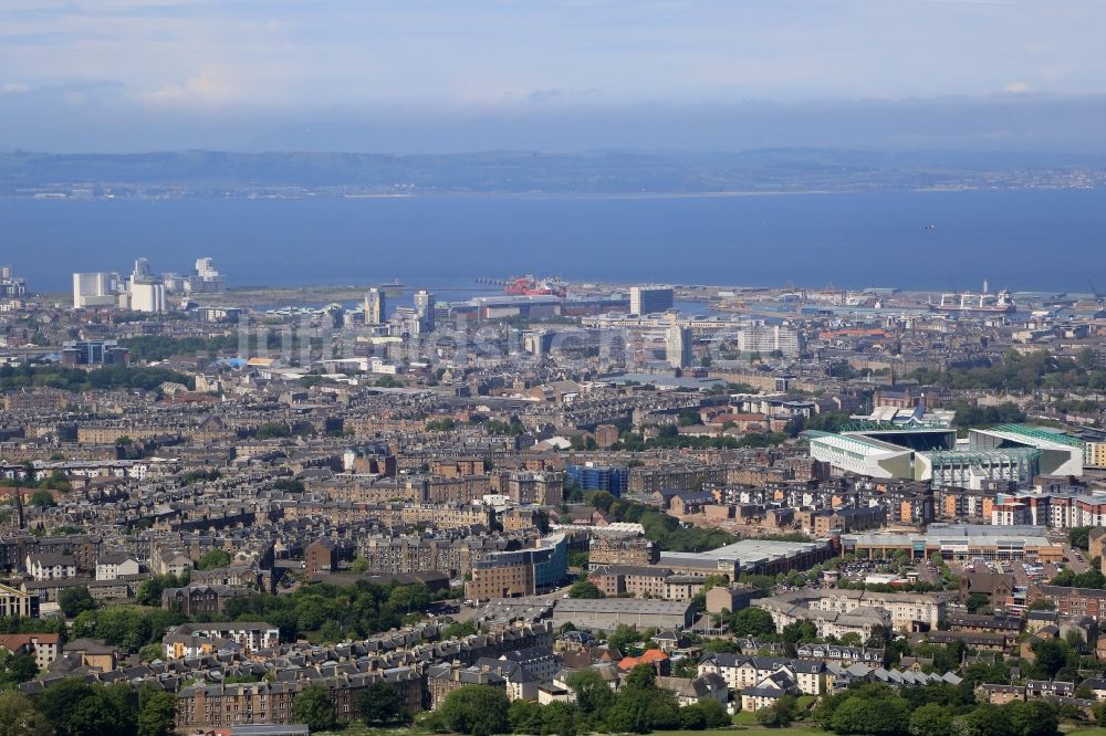 Edinburgh von oben - Stadtansicht vom Innenstadtbereich in Edinburgh in Schottland, Vereinigtes Königreich