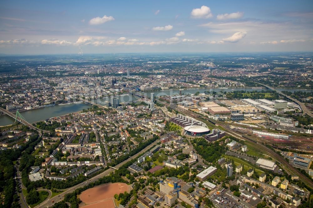 Köln aus der Vogelperspektive: Stadtansicht vom Innenstadtbereich entlang der Alarichstraße - Östliche Zubringerstraße im Ortsteil Deutz in Köln im Bundesland Nordrhein-Westfalen, Deutschland