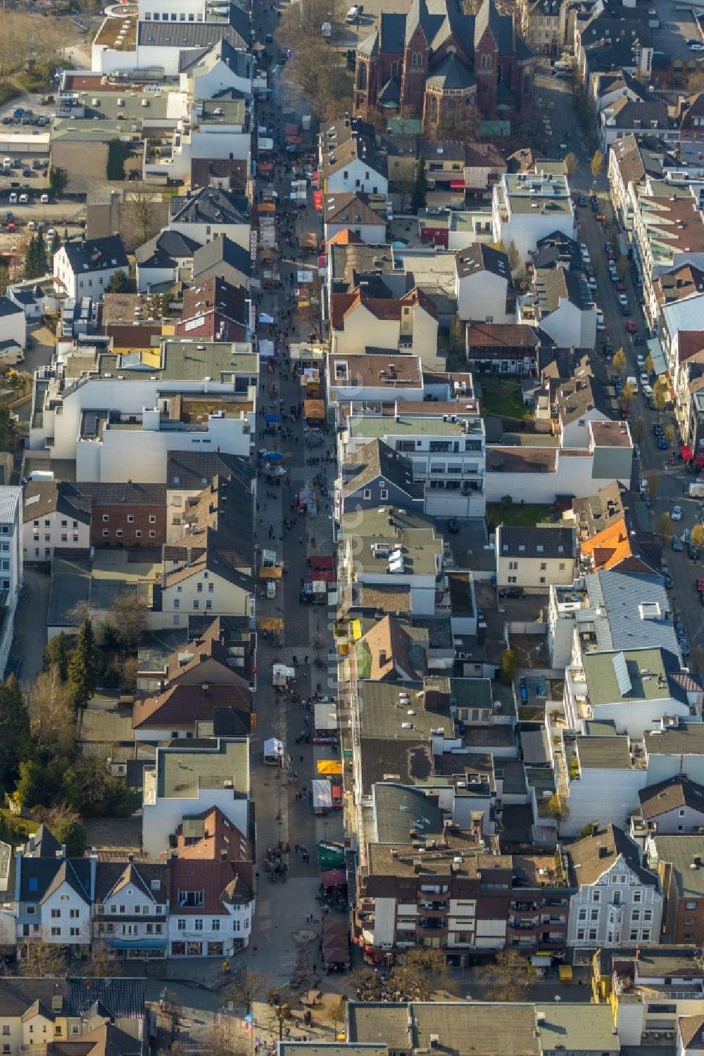 Luftaufnahme Arnsberg - Stadtansicht vom Innenstadtbereich entlang der Apothekerstraße im Ortsteil Neheim in Arnsberg im Bundesland Nordrhein-Westfalen, Deutschland