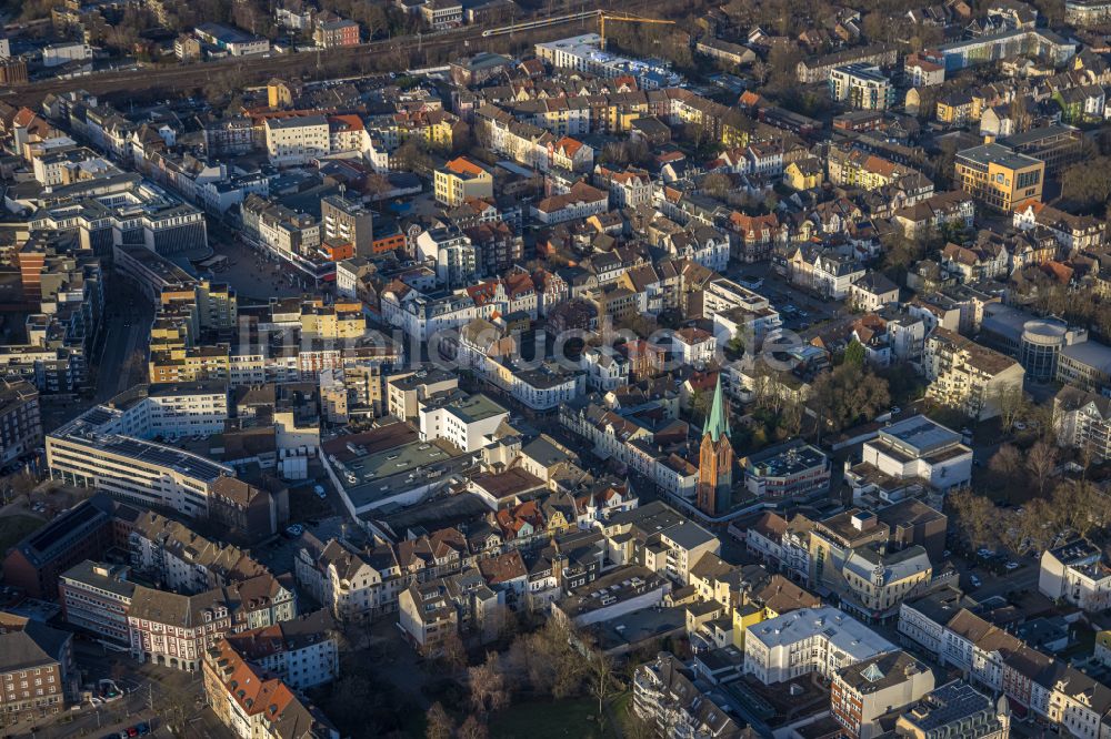 Herne von oben - Stadtansicht vom Innenstadtbereich entlang der Bahnhofstraße in Herne im Bundesland Nordrhein-Westfalen, Deutschland