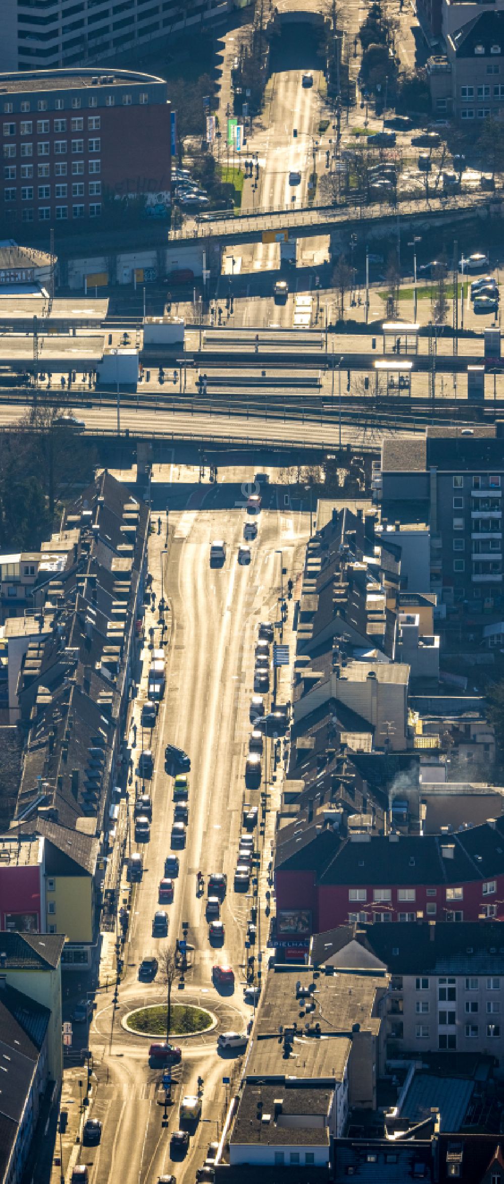 Mülheim an der Ruhr von oben - Stadtansicht vom Innenstadtbereich entlang der Eppinghofer Straße in Mülheim an der Ruhr im Bundesland Nordrhein-Westfalen, Deutschland