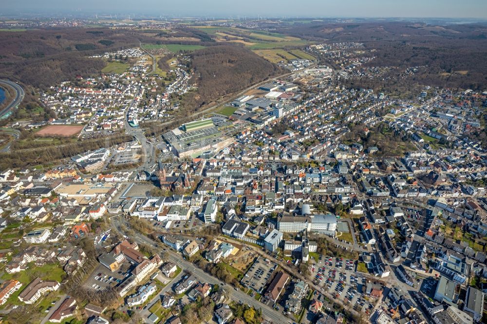 Luftaufnahme Arnsberg - Stadtansicht vom Innenstadtbereich entlang der Hauptstraße in Arnsberg im Bundesland Nordrhein-Westfalen, Deutschland