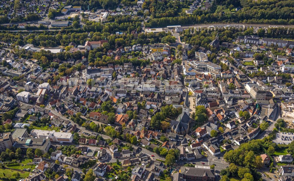 Menden (Sauerland) von oben - Stadtansicht vom Innenstadtbereich entlang der Hauptstraße in Menden (Sauerland) im Bundesland Nordrhein-Westfalen, Deutschland