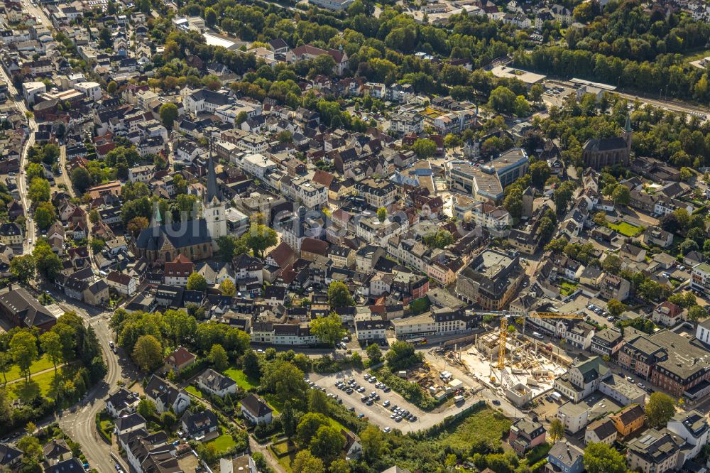 Menden (Sauerland) von oben - Stadtansicht vom Innenstadtbereich entlang der Hauptstraße in Menden (Sauerland) im Bundesland Nordrhein-Westfalen, Deutschland