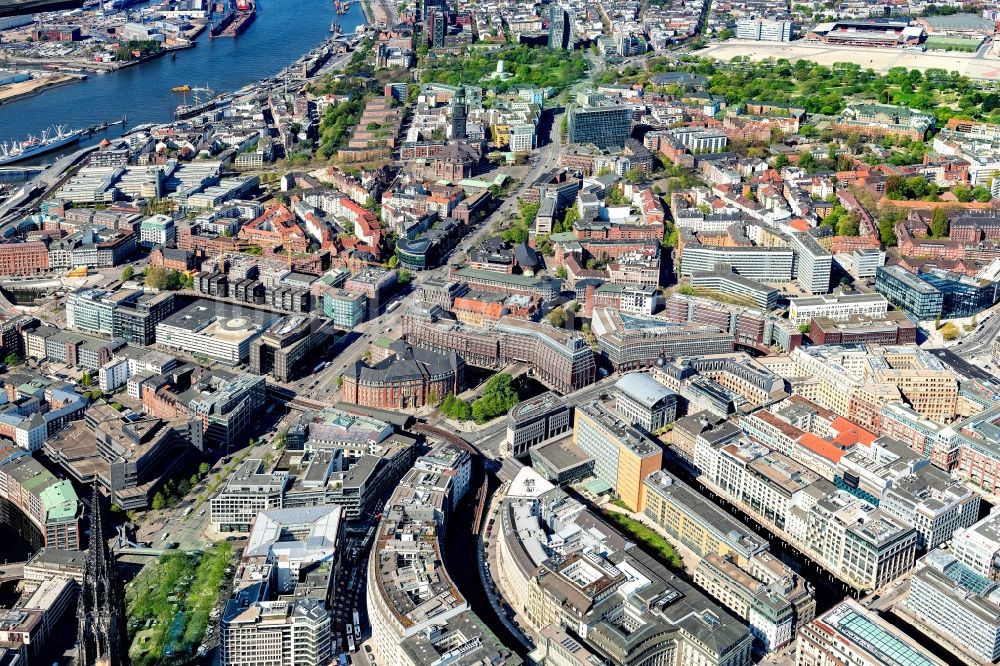 Hamburg von oben - Stadtansicht vom Innenstadtbereich entlang der Ludwig-Erhard-Straße Ecke Rödingsmarkt in Hamburg, Deutschland