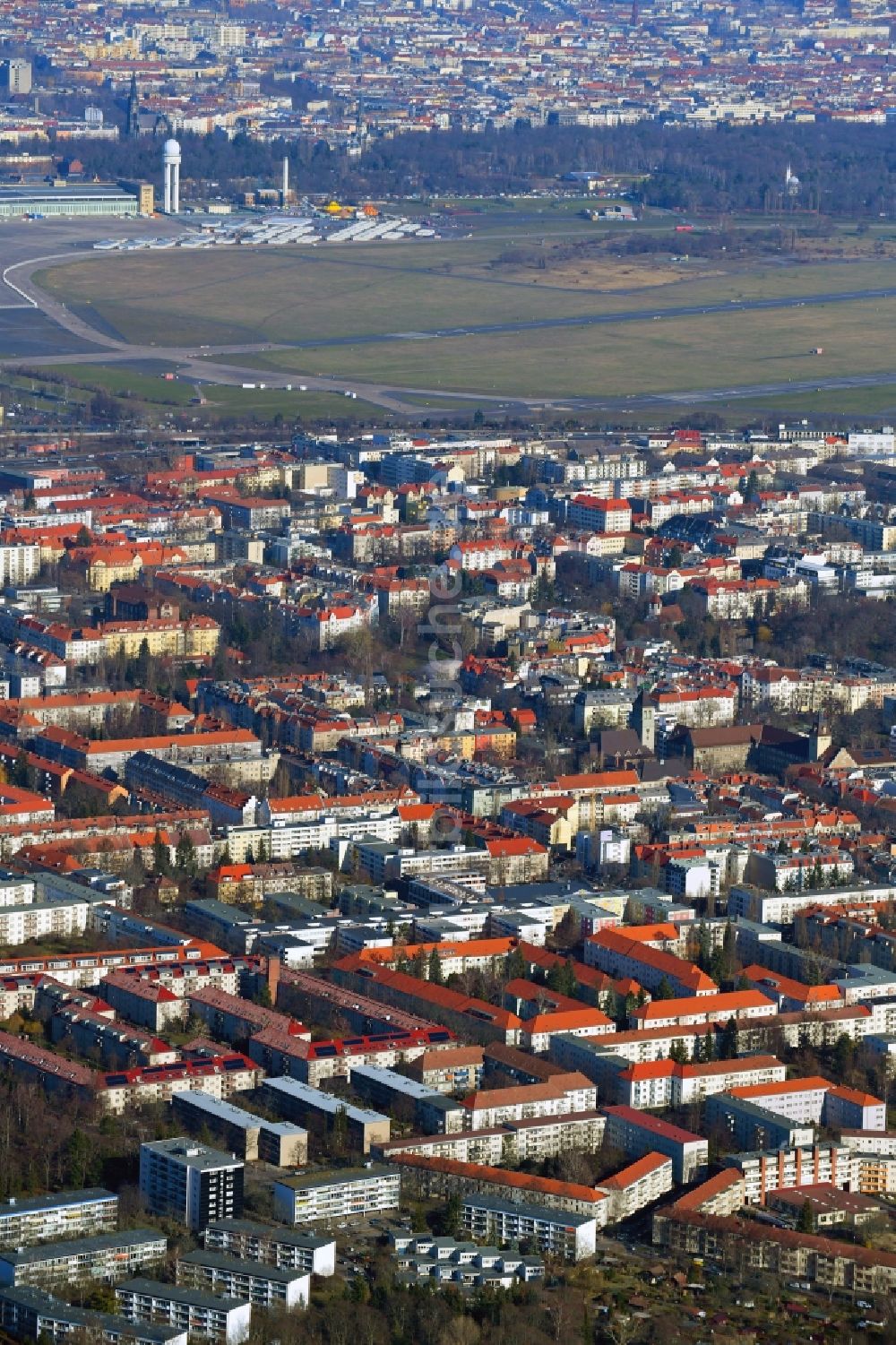 Berlin aus der Vogelperspektive: Stadtansicht vom Innenstadtbereich entlang der Manteuffelstraße im Ortsteil Tempelhof in Berlin, Deutschland