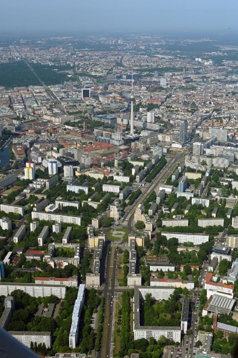 Berlin aus der Vogelperspektive: Stadtansicht vom Innenstadtbereich entlang der Petersburger Straße - B96a in Berlin, Deutschland