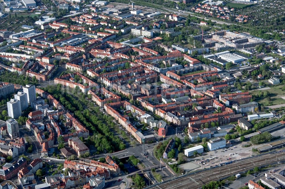 Erfurt von oben - Stadtansicht vom Innenstadtbereich entlang der Stauffenbergallee in Erfurt im Bundesland Thüringen, Deutschland