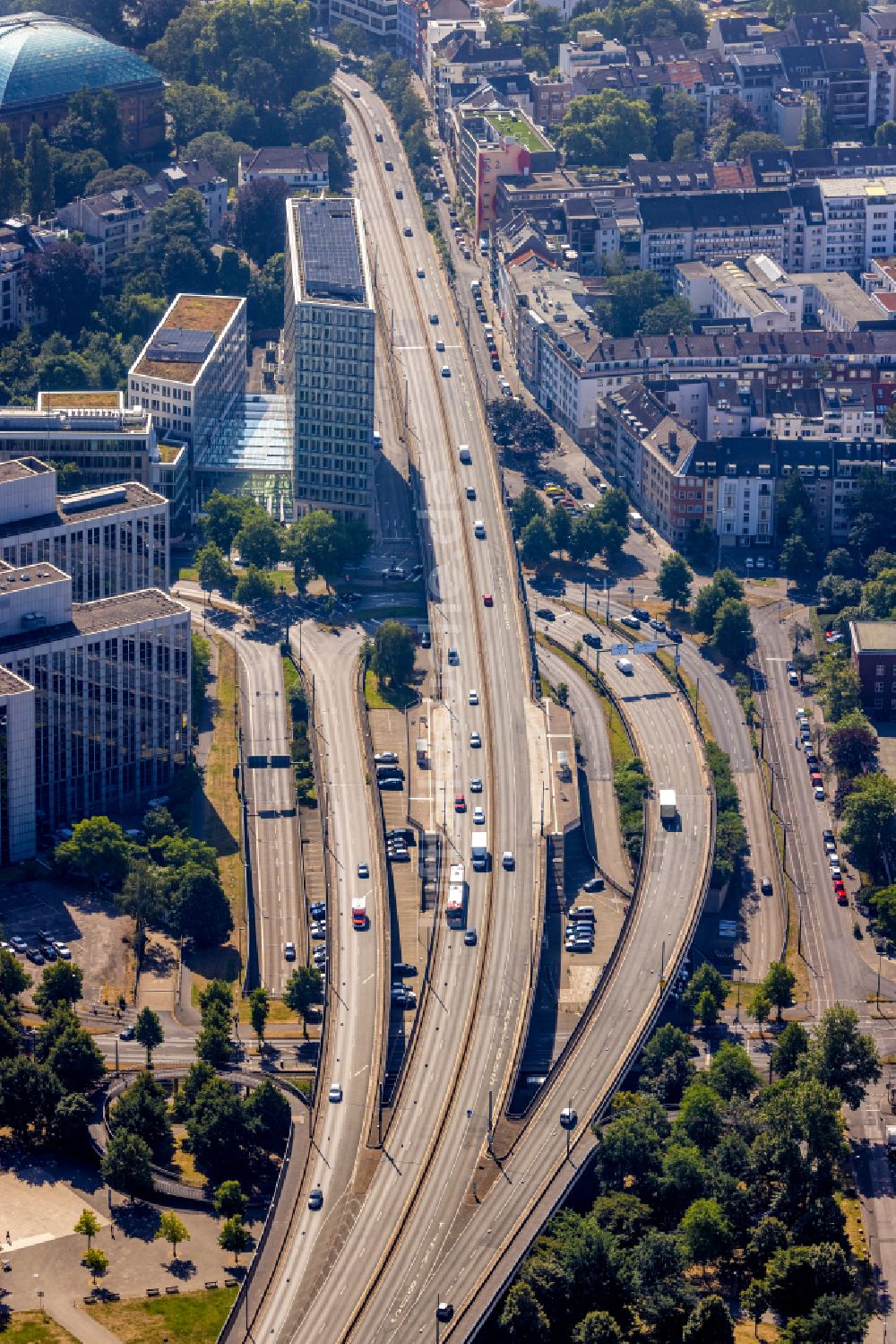 Düsseldorf von oben - Stadtansicht vom Innenstadtbereich entlang der Straße Rheinkniebrücke in Düsseldorf im Bundesland Nordrhein-Westfalen, Deutschland