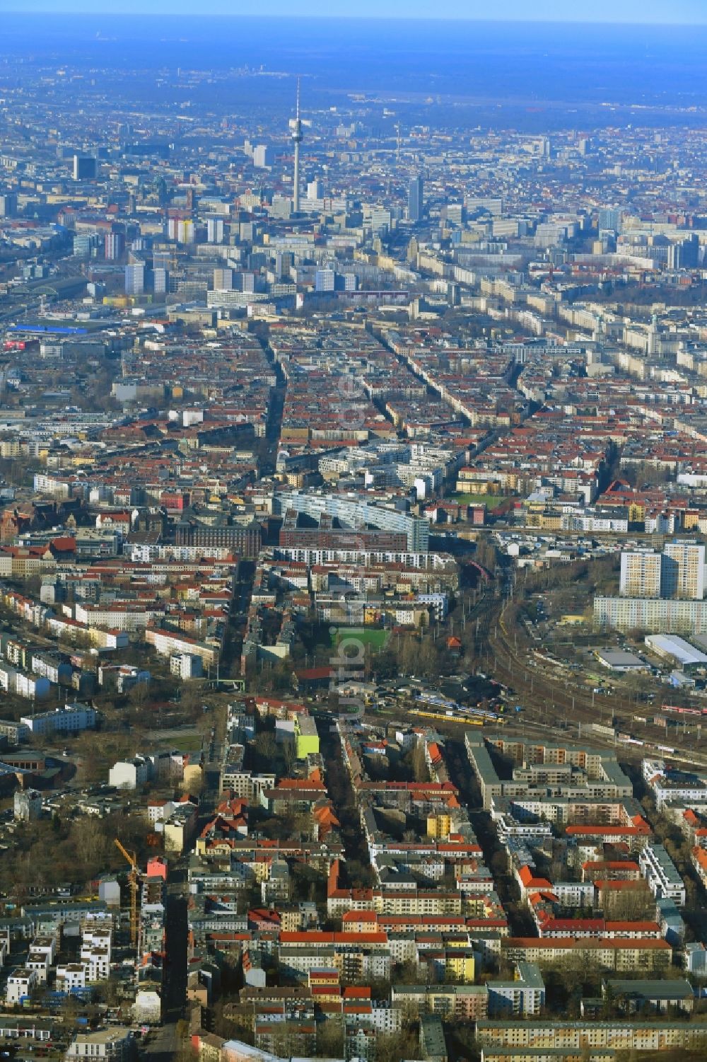 Berlin von oben - Stadtansicht vom Innenstadtbereich entlang der Wühlischstraße in Berlin, Deutschland