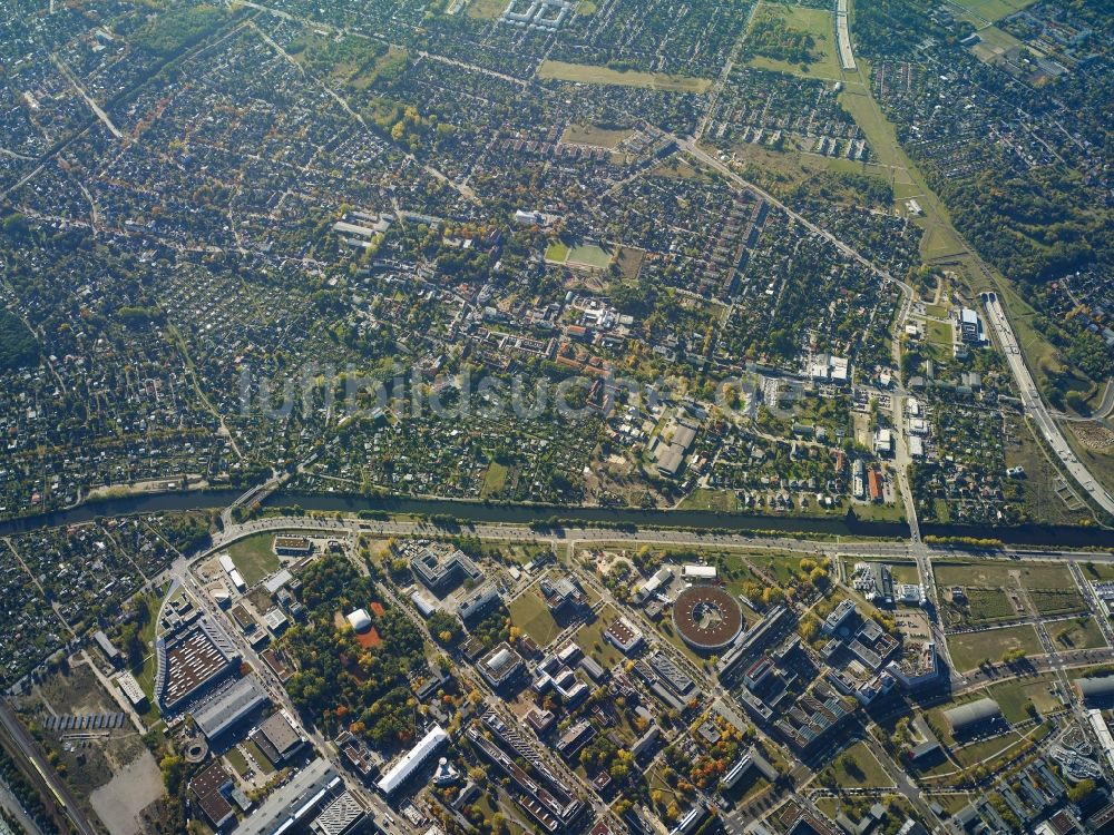 Berlin aus der Vogelperspektive: Stadtansicht vom Innenstadtbereich am Ernst-Ruska-Ufer zwischen Köpenicker Straße und Wegedornstraße in Berlin