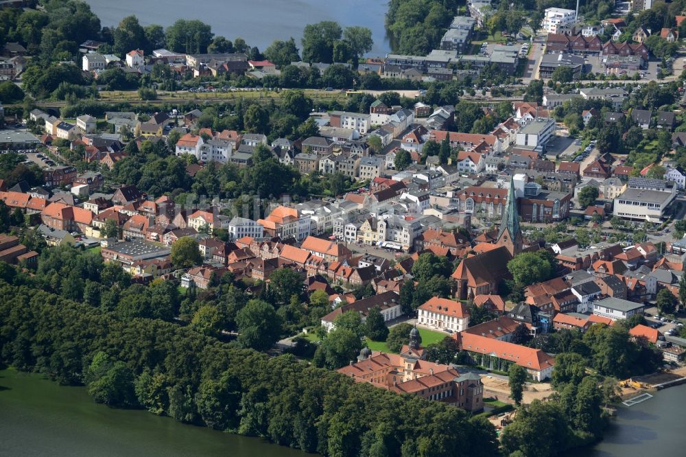 Eutin von oben - Stadtansicht vom Innenstadtbereich in Eutin im Bundesland Schleswig-Holstein