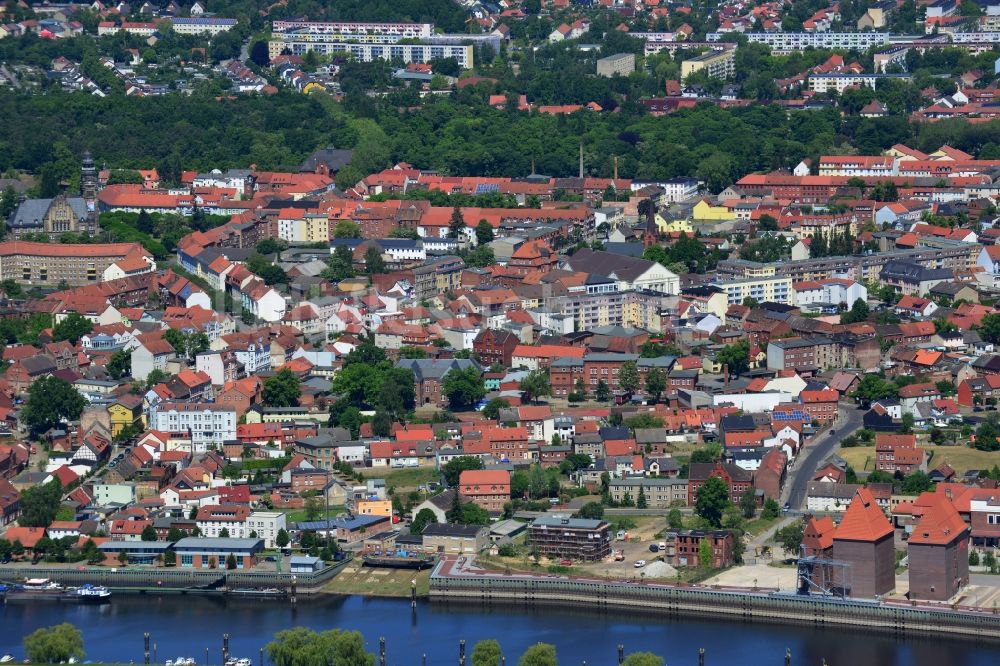 Luftaufnahme Wittenberge - Stadtansicht vom Innenstadtbereich am Fluss Stepenitz in Wittenberge im Bundesland Brandenburg