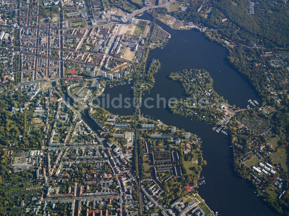 Potsdam von oben - Stadtansicht vom Innenstadtbereich am Fluss- Verlauf der Havel in Potsdam im Bundesland Brandenburg