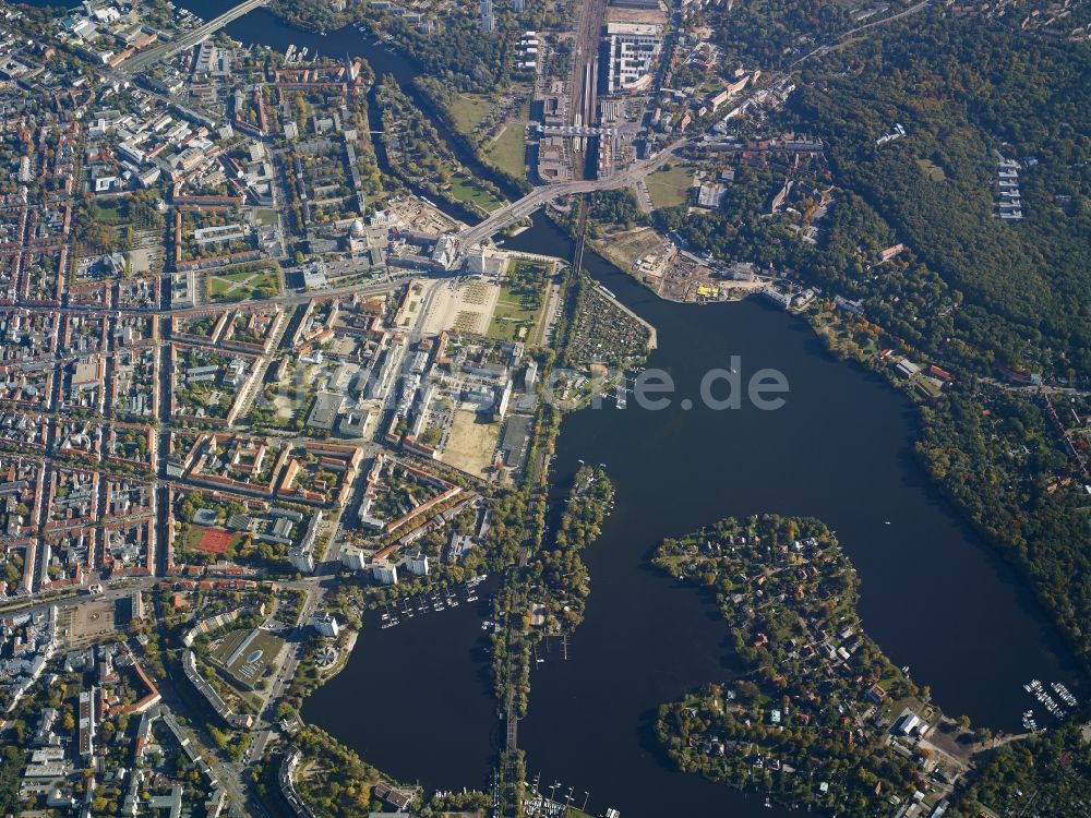 Luftbild Potsdam - Stadtansicht vom Innenstadtbereich am Fluss- Verlauf der Havel in Potsdam im Bundesland Brandenburg