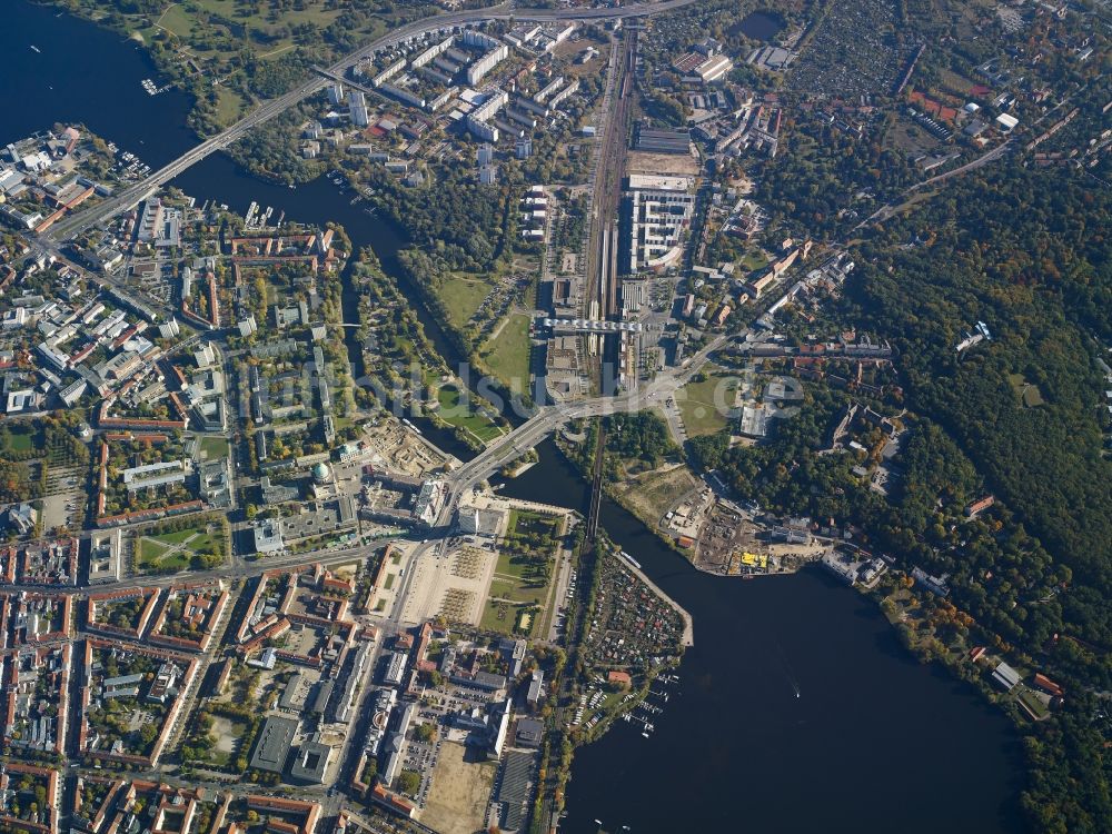 Potsdam aus der Vogelperspektive: Stadtansicht vom Innenstadtbereich am Fluss- Verlauf der Havel in Potsdam im Bundesland Brandenburg