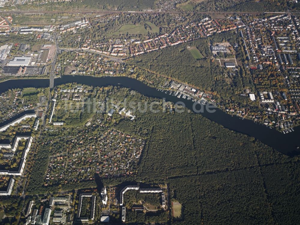 Berlin aus der Vogelperspektive: Stadtansicht vom Innenstadtbereich am Flussverlauf der Müggelspree mit der Mündung in den Großen Müggelsee in Berlin