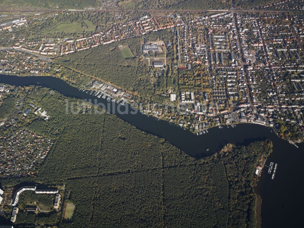 Luftbild Berlin - Stadtansicht vom Innenstadtbereich am Flussverlauf der Müggelspree mit der Mündung in den Großen Müggelsee in Berlin